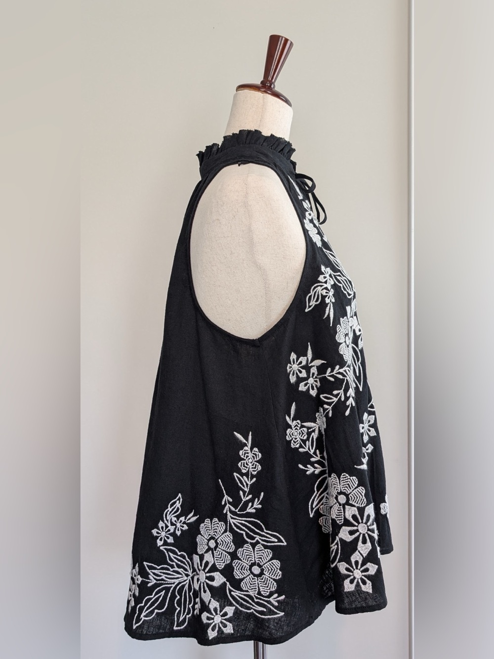Pilcro The Tavi Blouse Tank Edition V-Neck Embroidered Black White Size Small - Picture 4 of 12